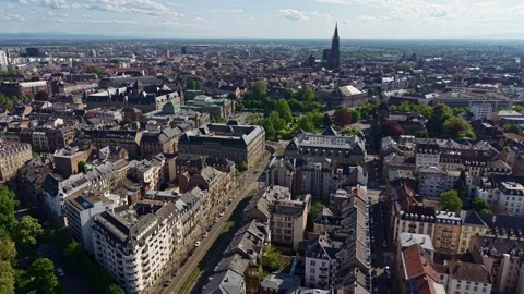 Contades Park and Republic Square with Strasbourg Cathedral from above Vidéo 337938567
