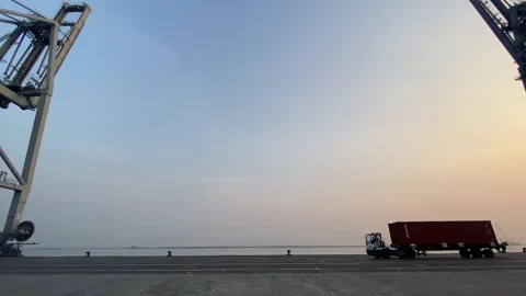 Container Activities at the Port Stockbeeldmateriaal 309952712