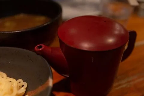 Container for additional soup of tsukemen ramen Foto stock