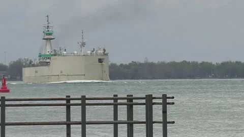 Container and cargo ship heading up river to oil refinery in Sarnia 库存影片 153911000