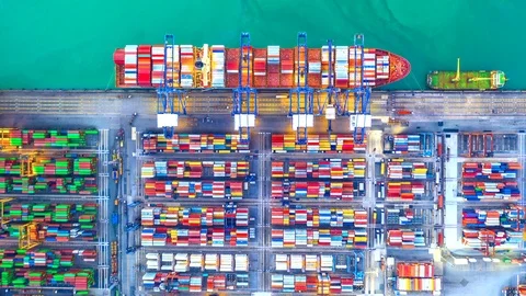 Container cargo freight ship with working crane bridge discharge at container. Vidéo 103451583