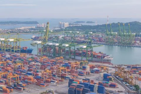 Container Cargo freight ship with working crane bridge in shipyard Foto stock