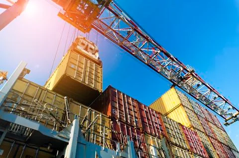 Container Cargo freight ship with working crane bridge during port operations Foto stock