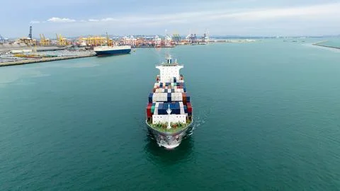Container Cargo Ship Cruising In Turquoise Sea Near Laem Chabang Harbor Ele.. 스톡 사진