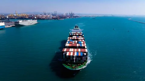 Container Cargo Ship Navigating Ocean Waters Near Laem Chabang Port High An.. Stockfoto's