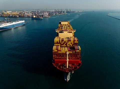 Container Cargo Ship Navigating Sea Channel Near Laem Chabang Port Thailand.. Stockfoto's