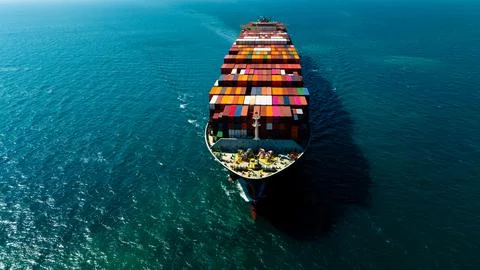 Container Cargo Ship Sailing Loaded With Freight In Open Ocean Waters Off S.. 스톡 사진