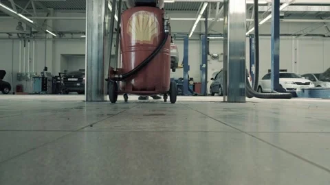 Container for collecting machine oil Vidéo 138633088