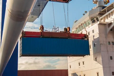 Container crane loading and arranging freighters in a proper way Stockfoto's