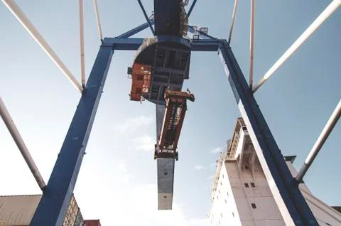 Container crane loading and arranging freighters in a proper way Foto stock