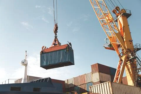 Container crane loading and arranging freighters in a proper way Fotos Stock