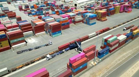 Container crane loading shipping containers onto road train at Fremantle Port Fotos de archivo