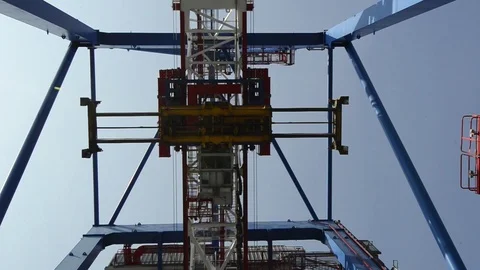Container crane spreader moving down 動画素材 71360360