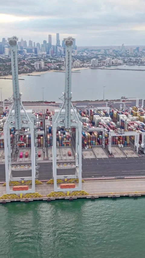 Container cranes and shipping yard at Port of Melbourne Stockbeeldmateriaal 332778324