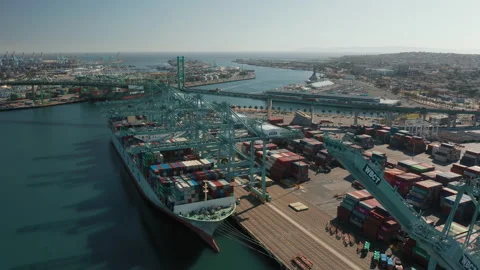 Container cranes operating in port on lifting containers from a ship, USA 库存影片 135492302