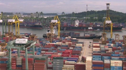 Container docks timelapse singapore Видео 855532