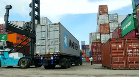 Container Freight Station Stacker and Maersk box on Prime Mover Vidéo 55945132
