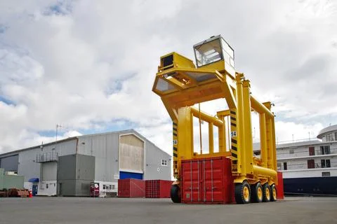 Container handler in the port. Lifting the shipping container. Foto stock