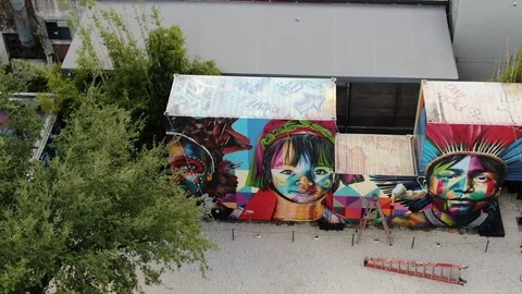 Container Murals and Bamboo Screen in Wynwood, Miami 库存影片 100092552