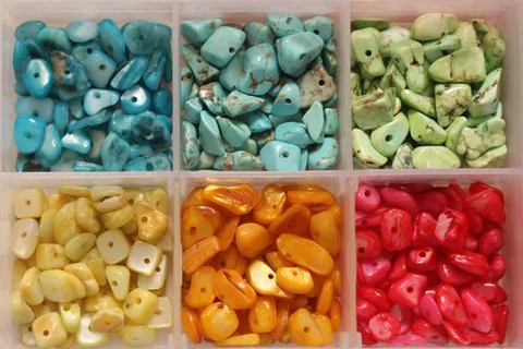 Container of Natural Stone Bead Chips For Jewelry Making Foto stock