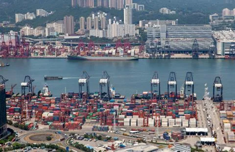 Container port cranes operate in large Hong Kong harbour Stock-Fotos