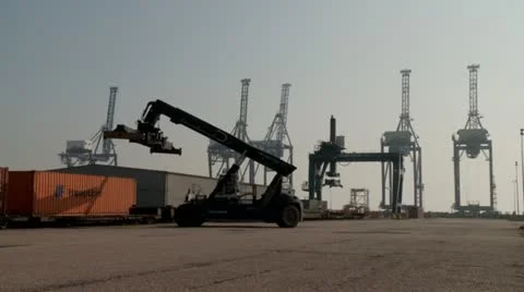 Container Port loading lorry/truck timelapse 库存影片 10879791