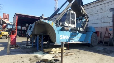 Container port terminal, working trucks, reachstacker, loading containers Video stock 128176182