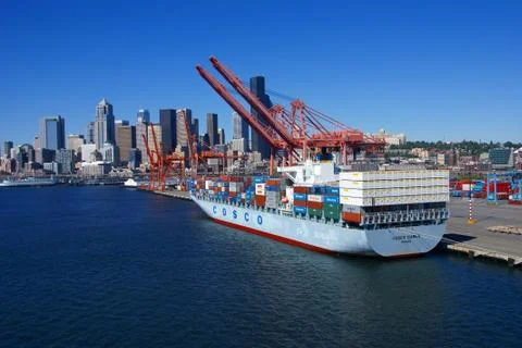 Container ship and dockyard cranes, seattle waterfront Foto stock