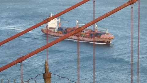 A container ship approaching to Golden Gate Bridge Video stock 88252509