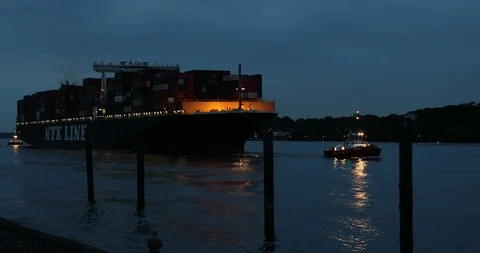 Container Ship approaching Hamburg at night Vidéo 95560299