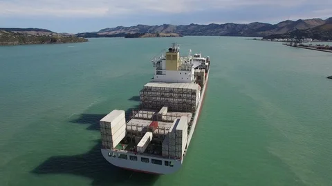 Container Ship Approaching Port 库存影片 90533150