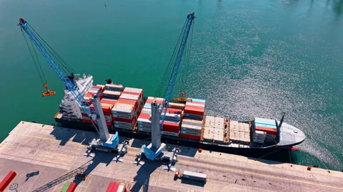 Container ship berthed with cranes and harbor water Vídeos de archivo 334933966