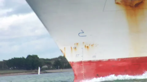 Container ship bow wake in The Solent Stockbeeldmateriaal 957600