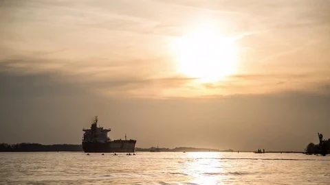 Container ship drives in to the sunset timelapse Stock-Footage 74126648