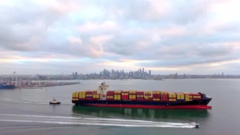 Container ship entering Port of Melbourne with city skyline 스톡 동영상 331548491