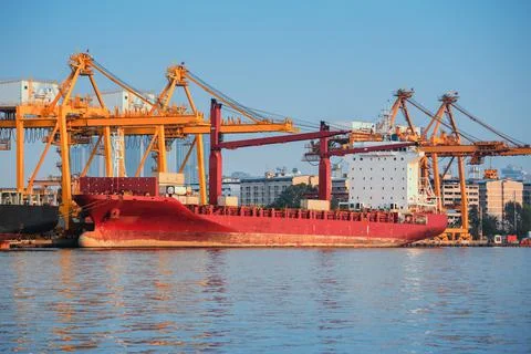Container ship in export and import business and logistics. 스톡 사진