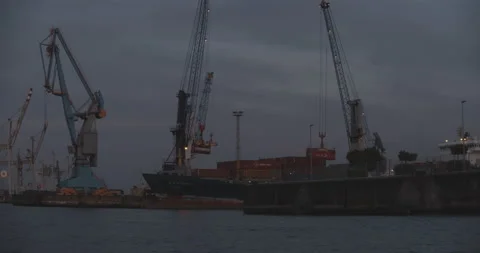 Container Ship at Hamburg Harbour offloading with a crane 库存影片 134489628