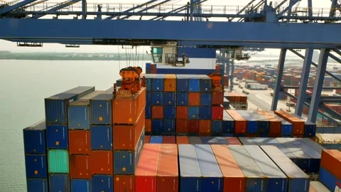 Container ship has loading operations with few gantry cranes in Lazaro Cardenas Video stock 262849825