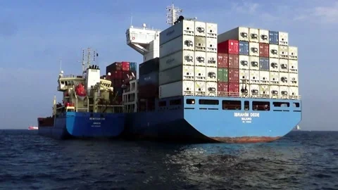 Container ship IBRAHIM DEDE anchored in Algeciras bay. Vidéo 107315936