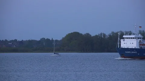 Container Ship Kugelbake on the river Elbe Vidéo 118162834