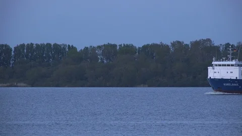 Container Ship Kugelbake on the river Elbe Vídeo Stock 118163226