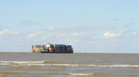 Container Ship Leaving 库存影片 737899