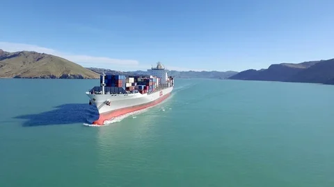 Container Ship leaving harbor 库存影片 73607825