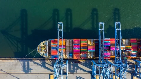 Container ship loading and unloading in deep sea port. Vidéo 114283900