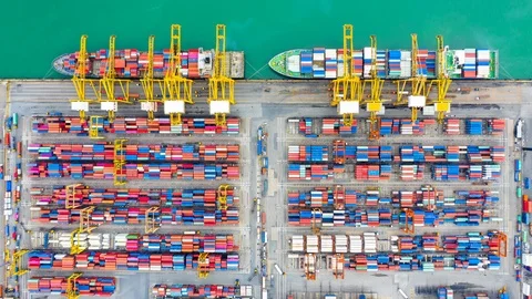 Container ship loading and unloading in deep sea port. Vidéo 114284570