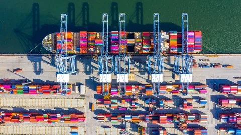 Container ship loading and unloading in deep sea port. Vidéo 114285819