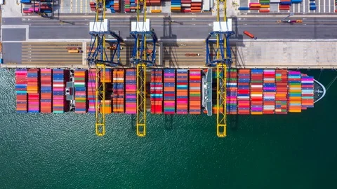 Container ship loading and unloading in deep sea port. Vidéo 114286569