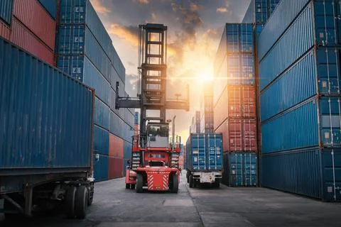 Container Ship Loading of Import/Export Freight Transportation Industry, Tran Foto stock