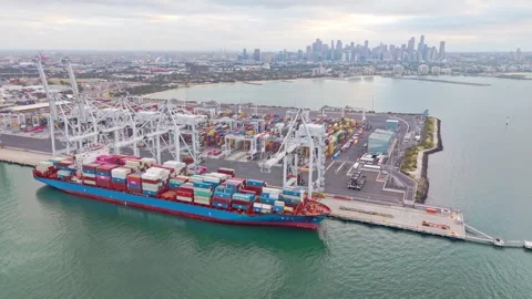Container ship loading at Port of Melbourne with city skyline 스톡 동영상 333239023