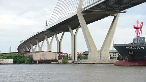 Container ship move under the Bridge Vidéo 131765090